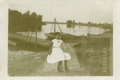 Mulher sentada na ponte
