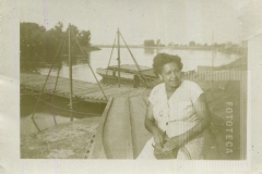 Mulher sentada na ponte