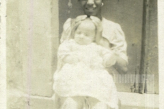Menina com bebê no colo