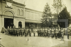 Militares em frente a edifício