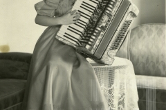 Mimi com acordeon