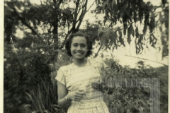 Mulher de vestido estampado