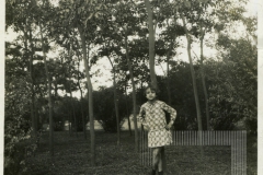 Menina em frente à árvores