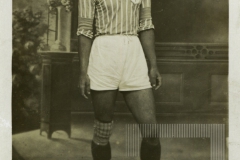 Homem com uniforme esportivo
