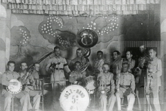 Homens com instrumentos musicais
