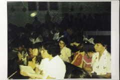 Pessoas sentadas na igreja