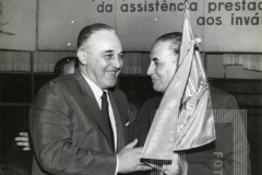 Cesar Salgado recebendo objeto