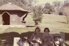 Maria Pereira Cesar Salgado com mulher