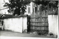 Portão de entrada da escola Alfredo Pujol antes da reforma