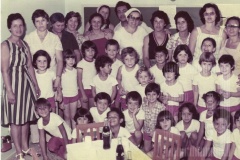 Grupo de crianças do Pré - Primário e adultos posados para a foto