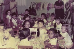 Grupo de crianças do Pré - Primário e adultos posados para a foto