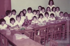 Grupo de crianças do Pré - Primário posadas para a foto