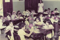 Crianças comendo em sala de aula