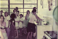 Grupo e crianças em cozinha da escola