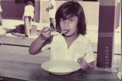 Criança se alimentando na escola