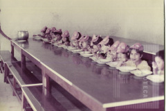 Crianças comendo merenda