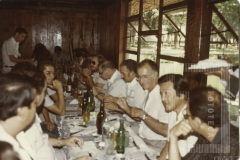 Pessoas almoçando