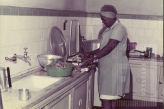 Cozinheira trabalhando em escola