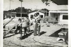 Mulher com crianças no parque
