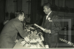 José Francis Marcondes recebendo diploma