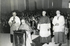 Padre em Missa