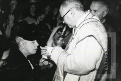Padre em Missa