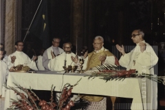 Padre em missa e festa de aniversário