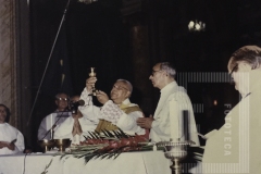 Padre em missa e festa de aniversário