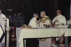 Padre em missa e festa de aniversário