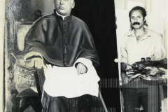 Pintor ao lado de quadro