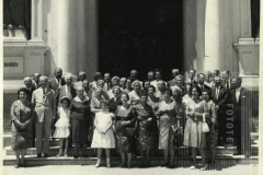 Grupo de pessoas posando em frente igreja