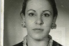 Mulher de brincos redondos
