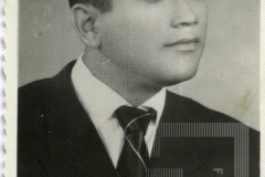 Homem de terno escuro