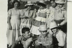 Crianças com roupa de festa junina