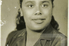 Mulher com camisa de gola V