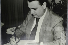 Homem assinando documento