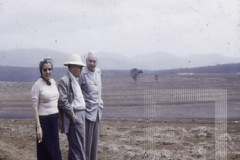 Grupo de pessoas em paisagem