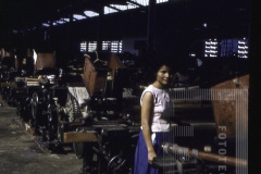 Mulher em interior de Fábrica