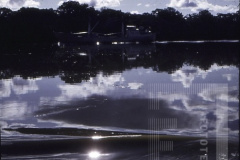 Barco em rio