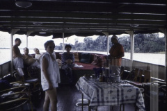 Grupo de pessoas em barco