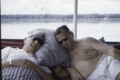 Dois homens em barco
