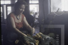 Mulher em mesa com frutas