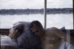 Dois homens em barco