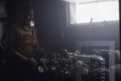 Mulher em mesa com frutas