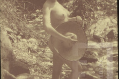 Mulher segurando chapéu