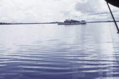 Barco em rio