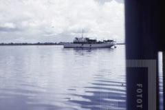 Barco em rio