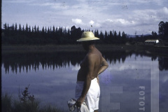 Homem em beira de lago