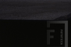 Três homem em frente a uma casa