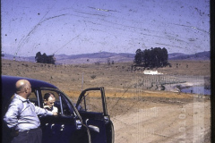 homem em carro na paisagem